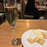 La Vinoteca - クラッカーとチーズはおつまみ