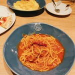 Italian Kitchen VANSAN - 【悪魔パスタ￥1199】トマトの酸味とにんにくが効いてるガッツリした濃いめの味のパスタ♪辛さが１〜3辛まで選べて、初めて食べるので1辛に。(奥はぺぺたまの虜)(ぺぺたまは前より味が薄くなった…？)