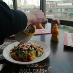 TGIフライデーズ - 席で削りチーズのサービス