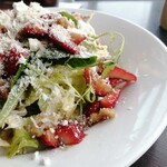 TGIフライデーズ MM21クロスゲート店 - 新鮮なイチゴと飴掛けクルミ　素敵！