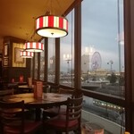 TGIフライデーズ - 大きな窓からの景色も絶品