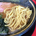 熊田家 - 王道家の麺は弾力がある食感。