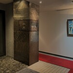 カーヴ - 地下のお店入口