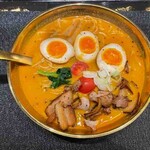 夕焼けラーメン - ココナッツと生姜のカレーラーメン＋チャーシュー、味玉