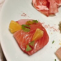 ISSEI YUASA - 確か氷見の鰤だったかな。柑橘系の酸味とビリっと刺激のある粉末が味の決め手
