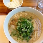 らーめん一途 - ラーメン(麺固め)、ご飯少なめ。