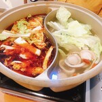 中華飯店 福源 - 料理写真:火鍋（すでに色々投下済）