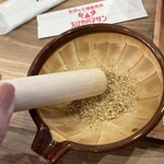 Ebiya Hamasan - 胡麻を擦って、味噌を入れて海老に付けます！