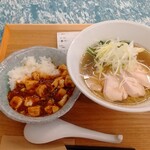 コスモ厨房 神田軒 - 地鶏と葱の塩らーめん ＋ 麻婆餡かけご飯（1100円）