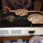 磯丸水産 歌舞伎町セントラルロード店 - 焼きホタテと焼き蛤で晩酌中。