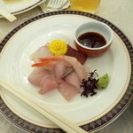 リーガロイヤルホテル広島 - 2013.12 お姉さんが取り分けてくれたお刺身、、少し食べました。