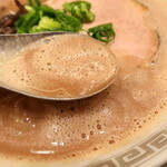 博多ラーメン 和 - 泡立つスープ