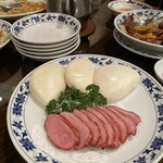 Juukei Hanten - ふわふわパンに、厚みはあるけど柔らかい鴨ハムを挟んで食べる。これがめちゃくちゃ美味しい。たっぷりだからたくさん挟める！w 