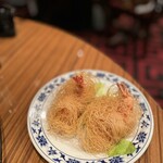重慶飯店 横浜中華街 新館1F - サクサクパリパリで楽しい！中は大エビで食べ応えも充分。スイートチリにつけて頂きました。