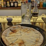 Bar Loop - ピザ、クアトロ。はちみつはセルフでかけるスタイル。