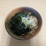 えきめんや - わかめそば。