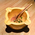 レスピラシオン - パクチー、アーモンド、ニンニク、エシャロット、松の実と辛味スパイスを乗せアジア風に