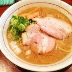 頑固麺 - 鶏豚骨☆
            
            9月オープンの噂のお店〜♫
            豚鶏のWの超濃厚スープ！結構ドロ系だけど、臭みのないコクと深みのあるスープは、ガッツリ麺と絡む！
            
            トッピングの豚バラ焼豚も上々♫大き目の玉ねぎが甘さと食感をプラスしていい感じ！
            
            煮干し鶏豚骨と特製鶏豚骨も気になるところ〜！
            次もありかな〜٩(๑´ڡ`๑)۶