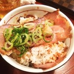 頑固麺 - 頑固丼☆
            
            薄切り焼豚をオンしたご飯に特製ダレを絡めた丼！
            西洋ワサビがピリッと効いて、案外サッパリいただけます！٩(๑´ڡ`๑)۶