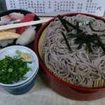 Yama buki - ざる蕎麦に無理お願いして半握り寿司