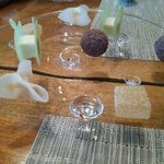 キュイジーヌ[s] ミッシェル・トロワグロ - 白がカブでなんかを包んだやつ、赤がブルーべりのチョコレート、緑が・・・なんだっけ(;O;)