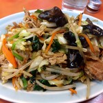 丸吉飯店 - 肉野菜炒め 800円(税込)(2023年12月27日撮影)