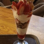 mokumokuとまとcafe - さちのかいちごパフェ　