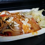 キッチン ブルー グローブ - 残りのナポリタン、今回は具材たっぷり！レタスとチーズを追加！