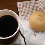 セブンイレブン - 塩キャラメルまんとレギュラーサイズコーヒー