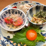 Momofuku - この日のおつまみ４点盛り： 1. べっこう岬（きんかんの味噌漬け） 2. 鶏わさ 3. 燻りガッコチーズ 4. 丸ごとトマトのおひたし