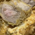 とんかつ 大希 - かつ丼のロースかつ断面アップ