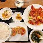 Nixi Shou Wa Xashou - 油淋鶏定食（揚げ鶏肉のネギソースかけ定食）+焼き餃子
