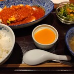 Chuugoku Shisen Shunsai Shushirakusan - 週替わりランチ　イカ、海老、卵のチリソース　サラダ　ブラマンジェ・マンゴーソース付き