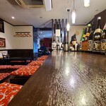 Zassouan Aki - 店内は白壁に腰高までの濃茶色の木板、同色の木製調度品、民芸調の居酒屋さんといった雰囲気
                        座席数は合計36席、BGMはJazz
                        オペレーションは店長さんと女性スタッフ1人の2名体制