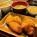 Zassouan Aki - 牡蠣フライ定食(税込880円)
                        ①牡蠣フライ【5個】②千切りキャベツのサラダ③スパサラダ④白ご飯⑤お味噌汁⑥お漬け物