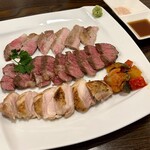 Nikubaru Jin - 本日のステーキ3種盛り合わせ(上から上州豚、牛肩ロース、大仙鳥)