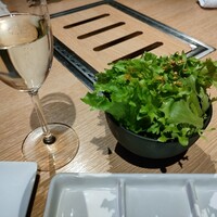 神楽坂焼肉 Kintan - チョレギサラダとスパーリングワイン