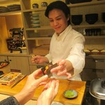 Oku - 將大間的鮪魚搭配根室的海膽，並撒上法國產的魚子醬。用烤海苔包裹著享用。這道菜一定非常美味！