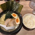Yokohamaiekeiramembukotsuya - 塩とんこつSPと無料ご飯