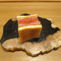 奥 - 大間の鮪 トロ レアカツサンド：大間の鮪のトロがタレに付け込んであり、レアカツにしてホットサンド様にしてあります。 サンドイッチの断面がとても美しく、くちの中でジュワァ～ッと甘くて旨い鮪のお味が広がります。