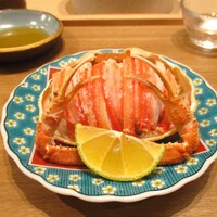 奥 - セイコ蟹の香箱盛り：塩ゆでしてから丁寧に身を取り、内子、外子、蟹味噌を甲羅に盛ってから 足の身を綺麗に飾りつけてあります。 手の込んだ “セイコ蟹の香箱盛り” がこのお値段のコースのなかで提供されるとは思ってもいませんでした。もゥ～ 感激です！ お好みで蟹酢も使用して、冷酒と共に 美味しくいただきました。（嬉！）