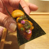 奥 - 海宝鮨：大間の鮪を使用したトロタクに 根室の雲丹をのせ、フランス産キャビアが散らしてあります。焼き海苔で巻いていただきます。 美味しいに決まってるやつですネ！