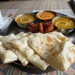 ドルガ・マハル - メニューの画像とは違ってナンは切り分けてあった