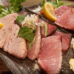 デンゾウ・バー - 旬の魚料理も豊富 写真は能登ぶり塩タタキ