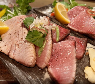 DENZO BAR - 旬の魚料理も豊富 写真は能登ぶり塩タタキ