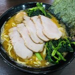 ラーメン 杉田家 - チャーシュー麺（大）・味玉・青菜 