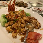 葡京日麗 - 龍蝦（ろぶすた）に炒めた玉子とひき肉をブチまけてある。ちょいポルトガル料理っぽいですね。