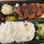 とんかつ荘 フジマル - とんかつ弁当
            ソースは相掛け・ごはん大盛りです