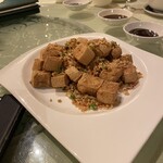 葡京日麗 - （オマケ。ここからは別の日のオマカセコース）豆腐を素揚げにしてニンニクと胡椒で食わせる。すわ臭豆腐かとビビったが、フツーの豆腐で善き哉。