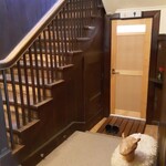 Y-s 洋菓子とチーズとお酒と。 - 階段下にトイレがあります。